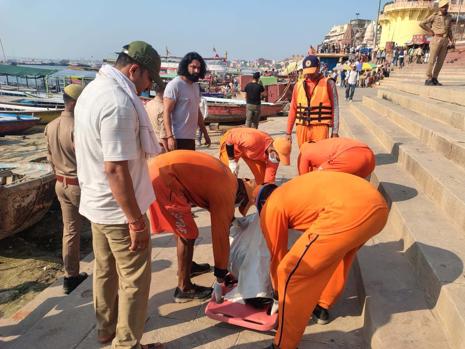 वाराणसी में बड़ा हादसा: सेल्फी लेते समय गंगा में गिरे भाजपा नेता, 7 घंटे बाद मिला शव
