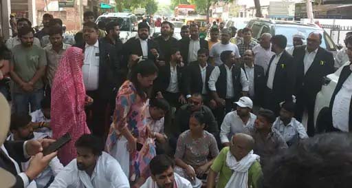 वाराणसी में व्यापारी हत्याकांड पर बवाल, वकीलों का चक्काजाम, 48 घंटे में कार्रवाई का आश्वासन