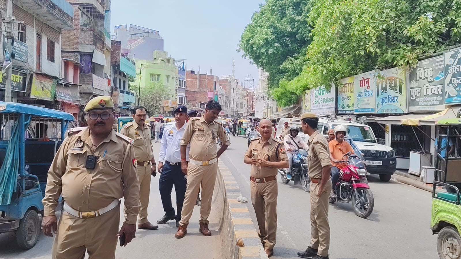 ट्रैफिक व्यवस्था दुरुस्त करने सड़क पर उतरे एडीसीपी, लहुराबीर-बेनिया मार्ग का किया निरीक्षण