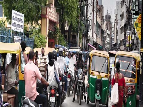 ऑटो-टोटो चालकों की मनमानी से बंगाली टोला में ट्रैफिक बेहाल