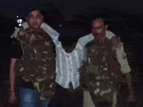 वाराणसी में पुलिस मुठभेड़: चेन स्नैचिंग का आरोपी घायल, हथियार और बाइक बरामद
