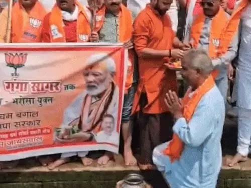 दशाश्वमेध घाट पर भाजपा पिछड़ा वर्ग मोर्चा का गंगा पूजन, दुग्धाभिषेक व श्रद्धांजलि कार्यक्रम