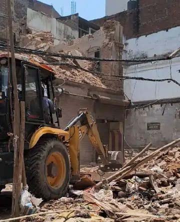 दालमंडी में फिर गरजा बुलडोजर: 45 मकानों पर होनी है कार्रवाई, 300 पुलिसकर्मियों की निगरानी में चला ध्वस्तीकरण अभियान