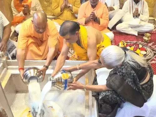 काशी में योगी का बड़ा बयान: सनातन को मिटाने वाले खुद मिट्टी में मिल गए