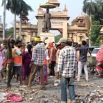 वाराणसी में सफाईकर्मियों का हंगामा: लंका चौराहे पर सड़क पर फेंका कूड़ा, वेतन बढ़ाने की मांग
