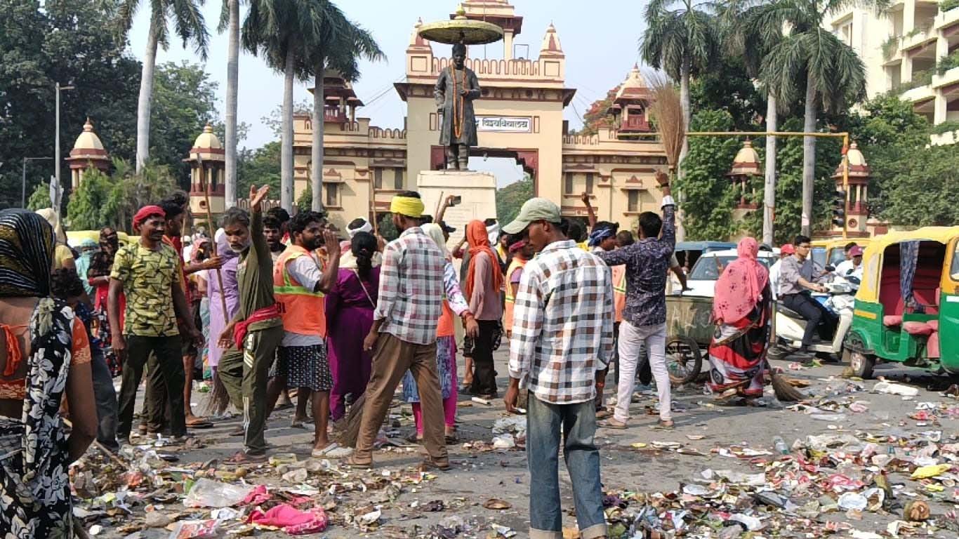 वाराणसी में सफाईकर्मियों का हंगामा: लंका चौराहे पर सड़क पर फेंका कूड़ा, वेतन बढ़ाने की मांग