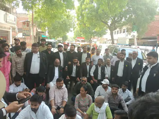 वाराणसी में व्यापारी हत्याकांड पर बवाल, वकीलों का चक्काजाम, 48 घंटे में कार्रवाई का आश्वासन
