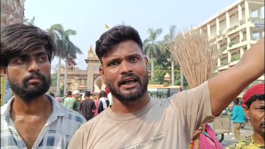 वाराणसी में सफाईकर्मियों का हंगामा: लंका चौराहे पर सड़क पर फेंका कूड़ा, वेतन बढ़ाने की मांग