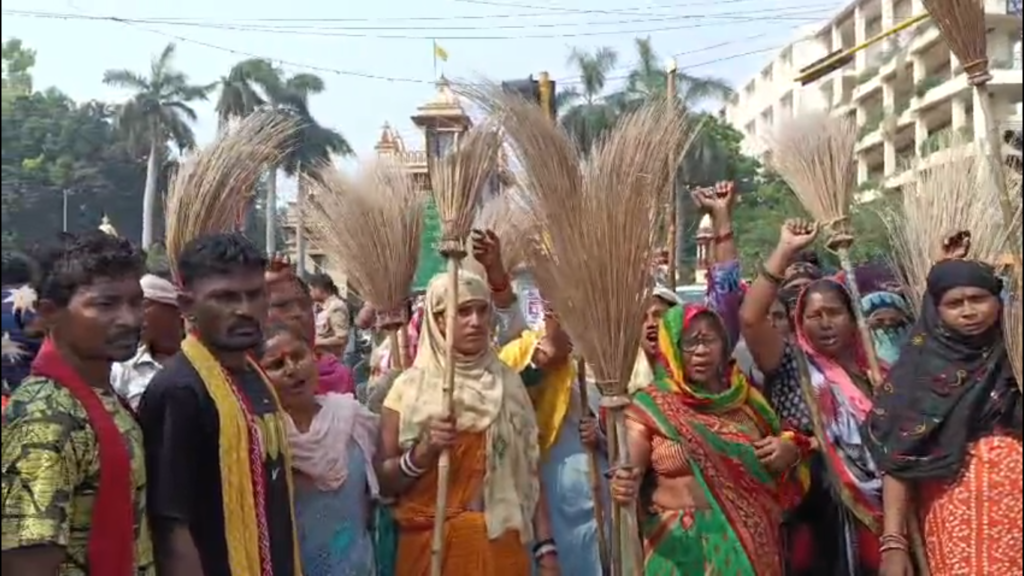 वाराणसी में सफाईकर्मियों का हंगामा: लंका चौराहे पर सड़क पर फेंका कूड़ा, वेतन बढ़ाने की मांग