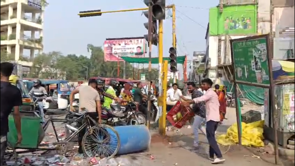 वाराणसी में सफाईकर्मियों का हंगामा: लंका चौराहे पर सड़क पर फेंका कूड़ा, वेतन बढ़ाने की मांग