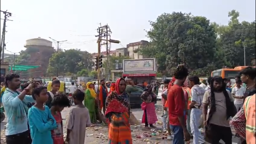 वाराणसी में सफाईकर्मियों का हंगामा: लंका चौराहे पर सड़क पर फेंका कूड़ा, वेतन बढ़ाने की मांग