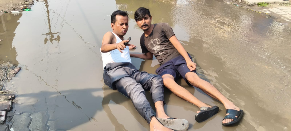 राजातालाब में अनोखा विरोध: सीवर के गंदे पानी के बीच सड़क पर लेटकर युवक ने जताया आक्रोश