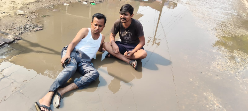 राजातालाब में अनोखा विरोध: सीवर के गंदे पानी के बीच सड़क पर लेटकर युवक ने जताया आक्रोश