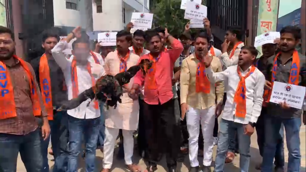 NTA के विरोध में एबीवीपी का प्रदर्शन, परीक्षा प्रणाली पर उठाए सवाल