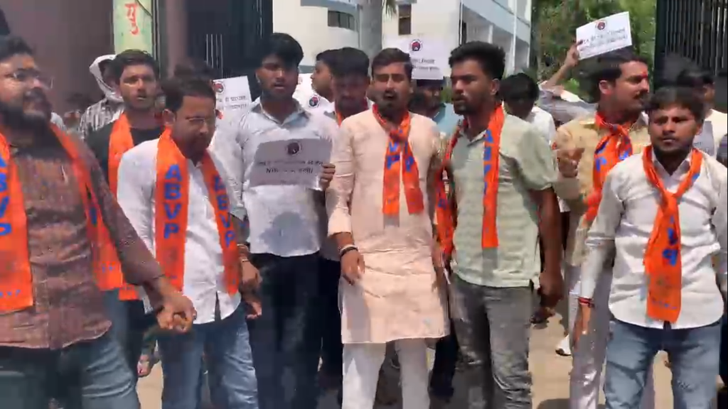 NTA के विरोध में एबीवीपी का प्रदर्शन, परीक्षा प्रणाली पर उठाए सवाल