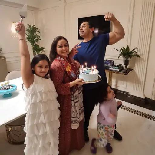 लखनऊ से ब्रिटेन तक की पढ़ाई के बाद प्रतीक यादव ने राजनीति से दूरी बनाकर कारोबार और रियल एस्टेट में बनाई पहचान