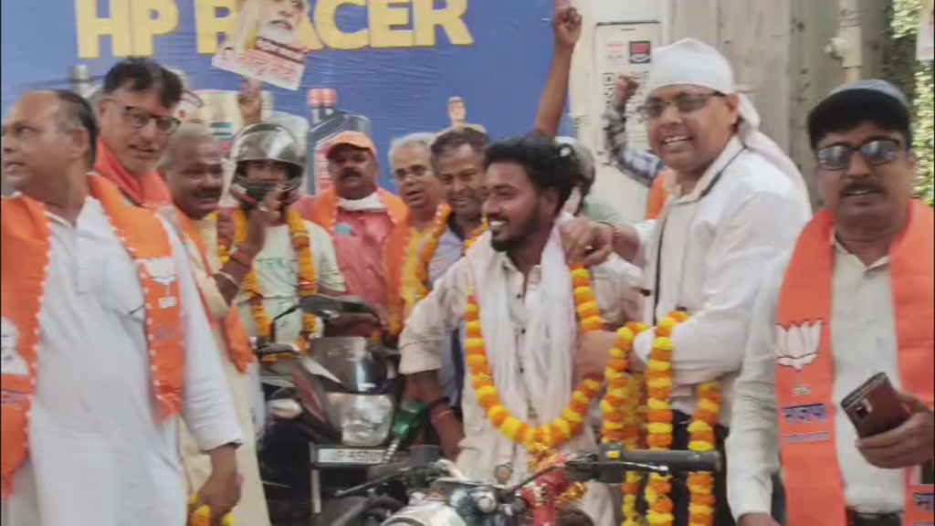 वाराणसी में “पेट्रोल बचाओ जागरूकता अभियान” के तहत इलेक्ट्रिक स्कूटी रैली का आयोजन
