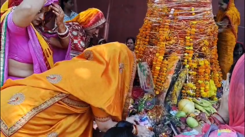 काशी में वट सावित्री व्रत की धूम: सुहागिनों ने बरगद पूजन कर मांगा अखंड सौभाग्य, पति की लंबी उम्र के लिए रखा निर्जला व्रत