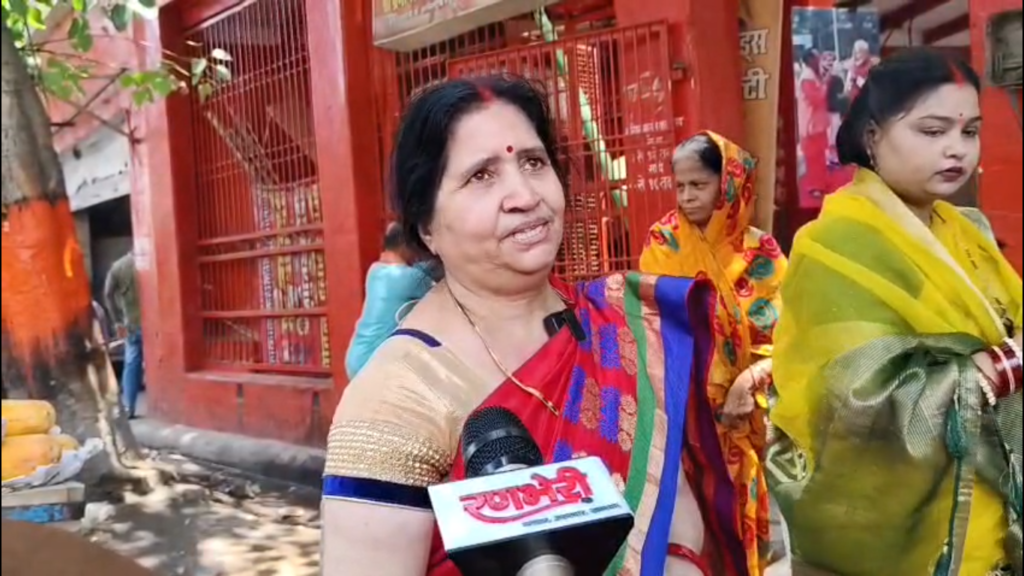 काशी में वट सावित्री व्रत की धूम: सुहागिनों ने बरगद पूजन कर मांगा अखंड सौभाग्य, पति की लंबी उम्र के लिए रखा निर्जला व्रत