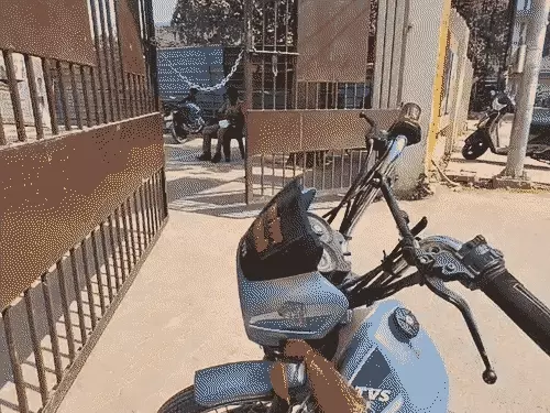 वाराणसी नगर निगम में ‘नो फ्यूल डे’ की अपील बेअसर, कर्मचारी दोपहिया वाहनों से पहुंचे दफ्तर