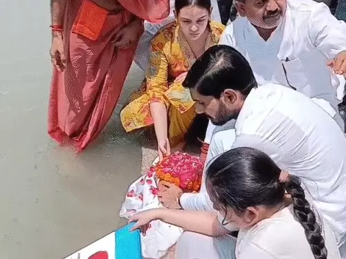 हरिद्वार में नम आंखों के बीच हुआ प्रतीक यादव का अस्थि विसर्जन