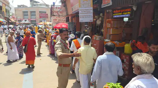 जेठ की तपिश पर भारी पड़ी आस्था, बाबा विश्वनाथ के दरबार में उमड़ा श्रद्धालुओं का सैलाब