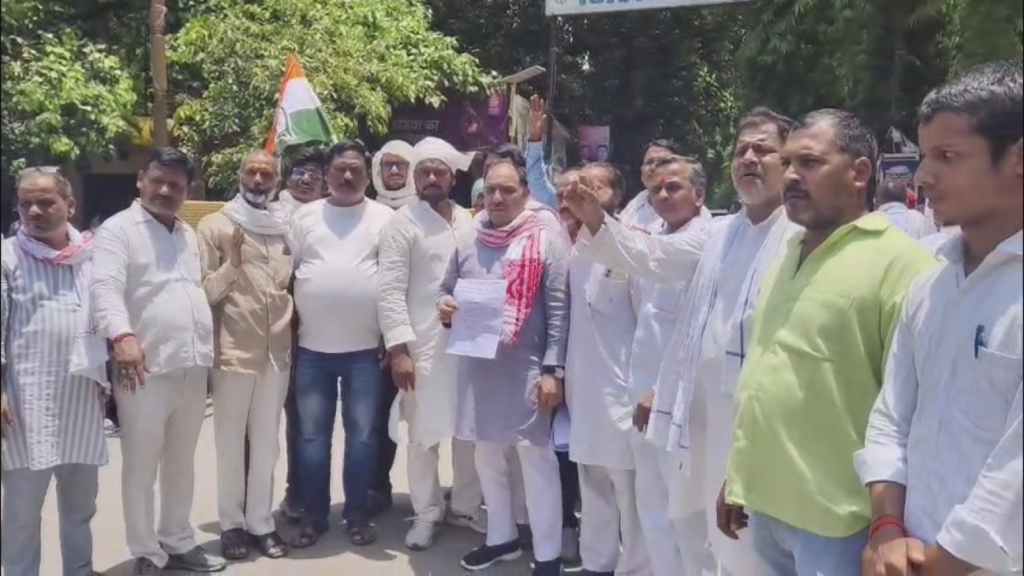 पेट्रोल-डीजल और रसोई गैस की बढ़ती कीमतों के खिलाफ कांग्रेस का प्रदर्शन, राष्ट्रपति के नाम सौंपा ज्ञापन