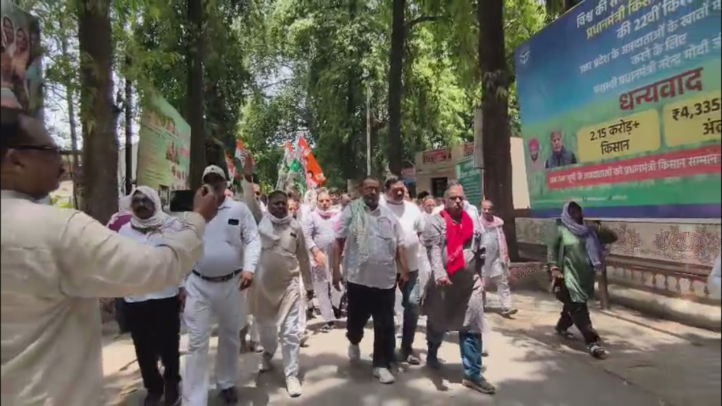 पेट्रोल-डीजल और रसोई गैस की बढ़ती कीमतों के खिलाफ कांग्रेस का प्रदर्शन, राष्ट्रपति के नाम सौंपा ज्ञापन