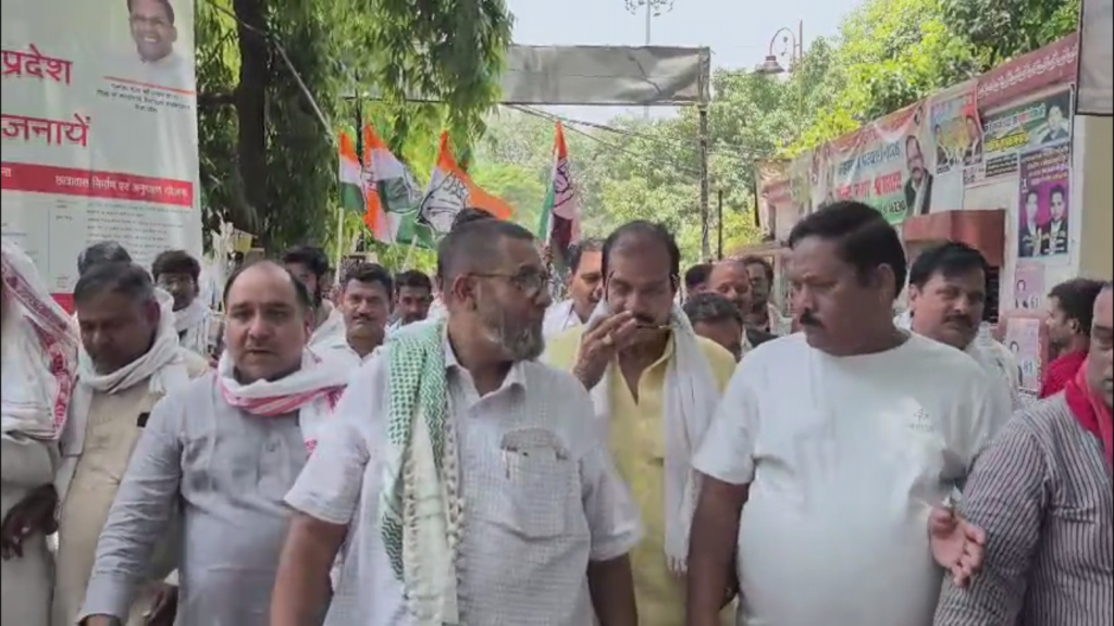 पेट्रोल-डीजल और रसोई गैस की बढ़ती कीमतों के खिलाफ कांग्रेस का प्रदर्शन, राष्ट्रपति के नाम सौंपा ज्ञापन
