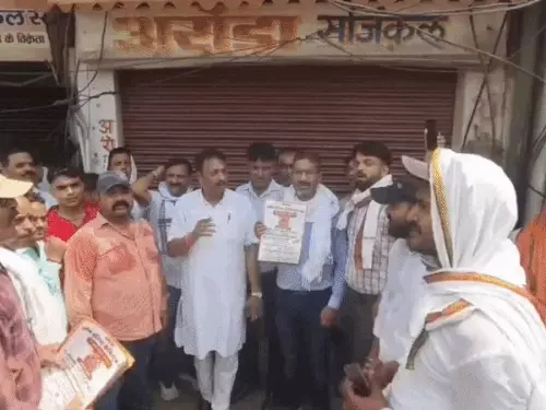 ई-फार्मेसी के खिलाफ वाराणसी के दवा व्यापारियों की हड़ताल: जरूरी सेवाएं चालू रहीं, बाजार पूरी तरह बंद