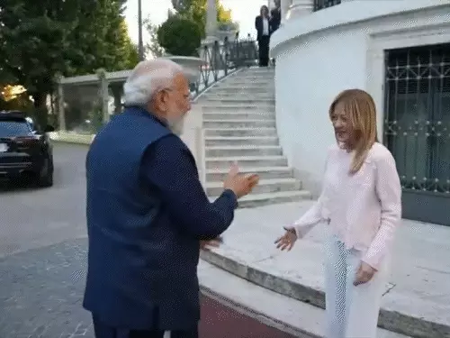 रोम में मोदी–मेलोनी की ‘मेलोडी’ मुलाकात, तोहफा बना चर्चा का केंद्र