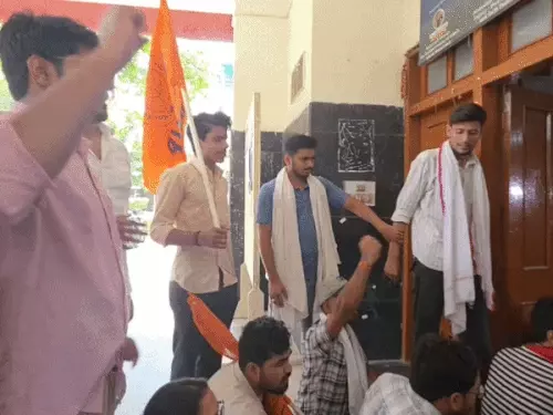 बीएचयू में एमए इतिहास प्रश्न पर विवाद, छात्र संगठनों का विरोध प्रदर्शन