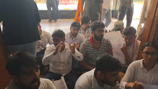 बीएचयू में एमए इतिहास प्रश्न पर विवाद, छात्र संगठनों का विरोध प्रदर्शन