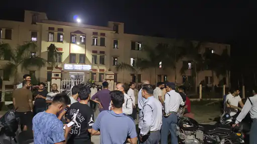 बीएचयू के तिलक छात्रावास में आधी रात बवाल: वार्डन पर छात्र से दुर्व्यवहार और भोजन फिंकवाने का आरोप, छात्रों ने उठाई कार्रवाई की मांग
