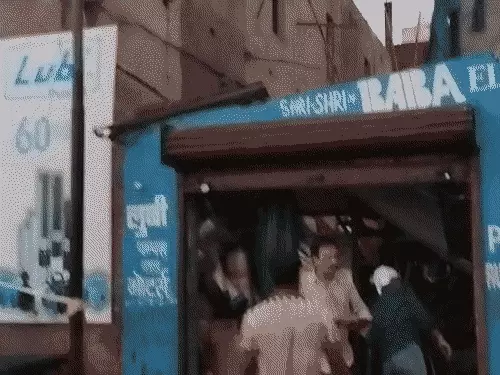 सील मकान की दीवार गिरी, बुजुर्ग की मौत: 6 मजदूर दबे, 4 का इलाज जारी; VDA की बड़ी कार्रवाई