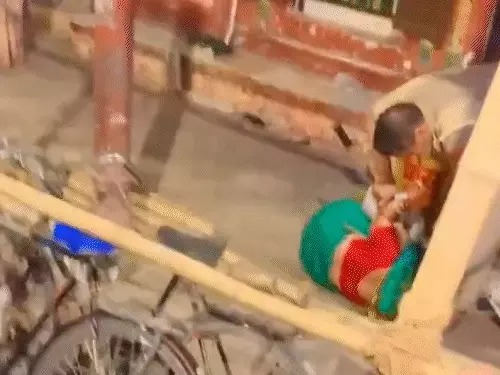 काशी में ड्यूटी के दौरान विवाद ने लिया हिंसक रूप, महिला और हेड कॉन्स्टेबल के बीच मारपीट का वीडियो वायरल