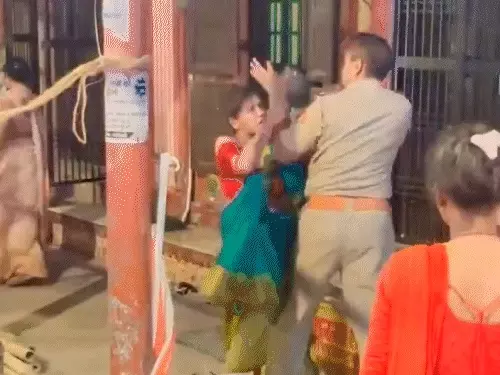 काशी में ड्यूटी के दौरान विवाद ने लिया हिंसक रूप, महिला और हेड कॉन्स्टेबल के बीच मारपीट का वीडियो वायरल