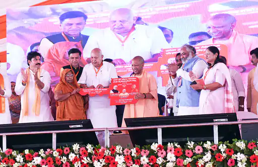 देवरिया में सीएम योगी का तीखा राजनीतिक संदेश, 655 करोड़ की परियोजनाओं का लोकार्पण