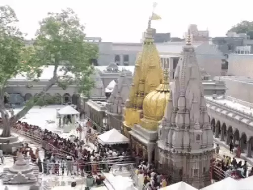 काशी विश्वनाथ मंदिर में अधिवक्ता से धक्कामुक्की, दबाव बढ़ने पर दलाल समेत छह पर मुकदमा दर्ज
