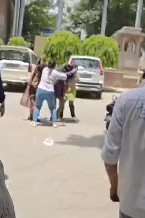 MGKVP में ‘मोटी’ बोलने पर बढ़ा विवाद, छात्राओं के बीच हाथापाई का वीडियो वायरल