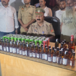 कैंट स्टेशन क्षेत्र में अवैध शराब बिक्री पर पुलिस का शिकंजा: मॉडल शॉप से तीन कर्मचारी गिरफ्तार, भारी मात्रा में शराब बरामद