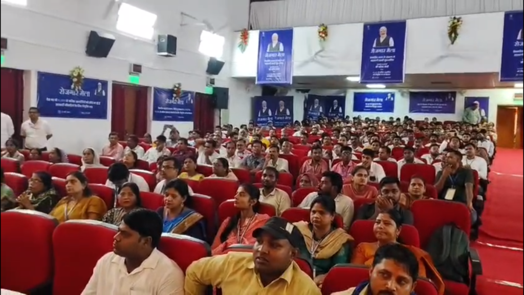 वाराणसी में रोजगार मेले का आयोजन, 200 से अधिक युवाओं को मिले नियुक्ति पत्र