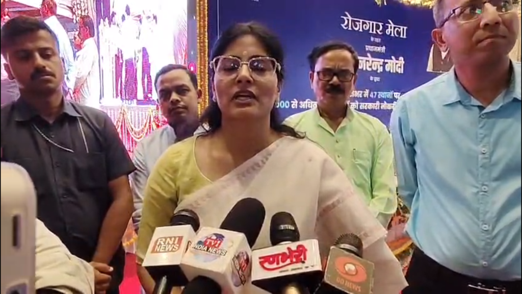 वाराणसी में रोजगार मेले का आयोजन, 200 से अधिक युवाओं को मिले नियुक्ति पत्र