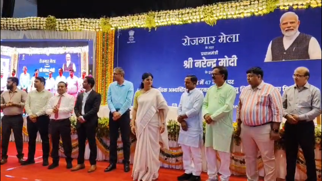 वाराणसी में रोजगार मेले का आयोजन, 200 से अधिक युवाओं को मिले नियुक्ति पत्र