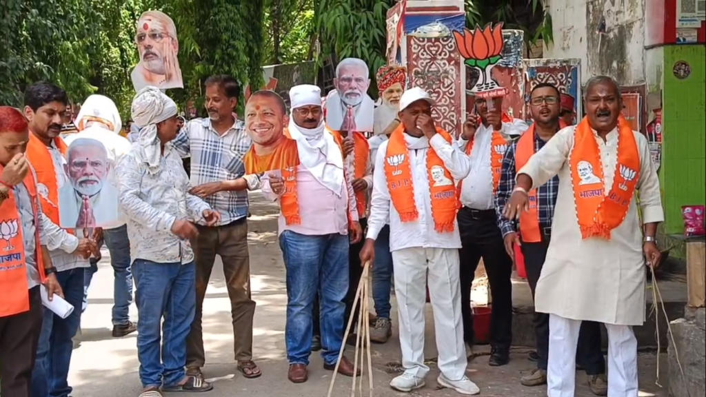 काशी में सियासी बवाल: पीएम मोदी पर टिप्पणी को लेकर अजय राय के खिलाफ FIR की मांग, भाजपा कार्यकर्ताओं का पुलिस कमिश्नर कार्यालय पर प्रदर्शन