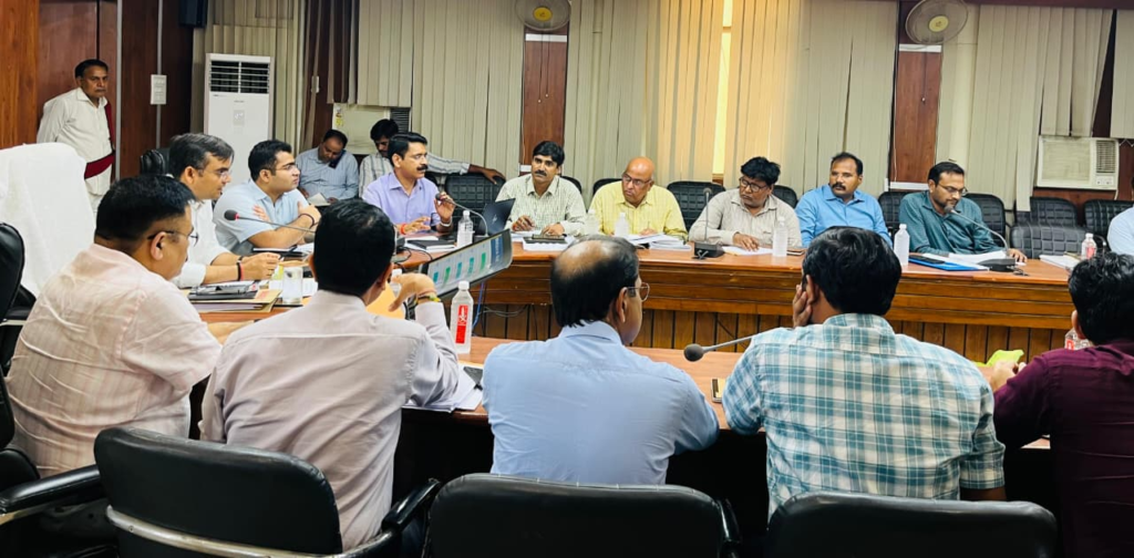 वाराणसी: लंबित विकास परियोजनाओं को शीघ्र पूरा करने के जिलाधिकारी ने दिए सख्त निर्देश, समीक्षा बैठक में प्रगति पर जताई नाराजगी