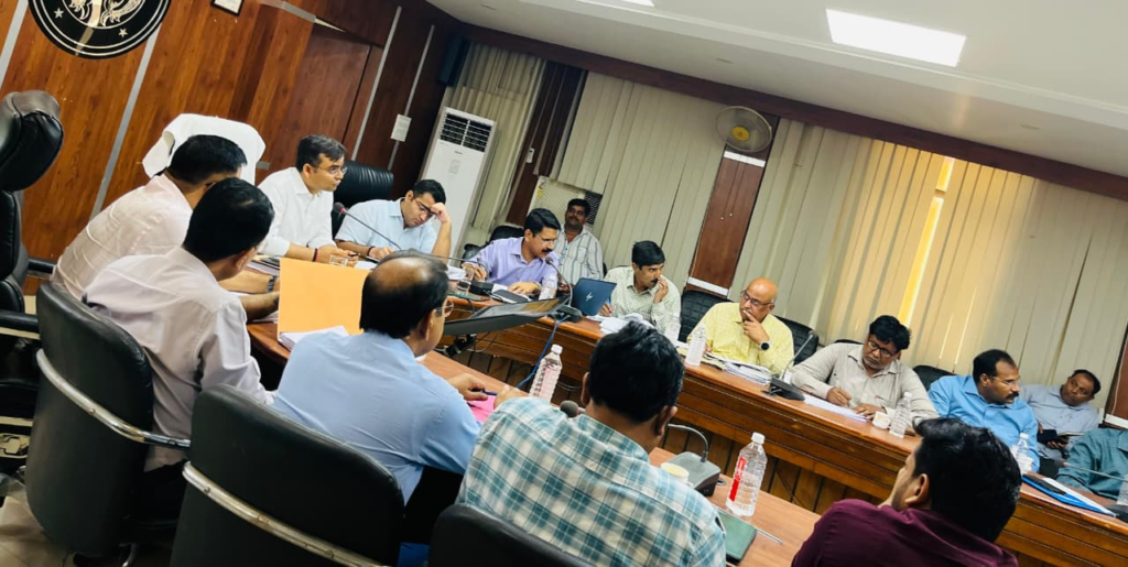 वाराणसी: लंबित विकास परियोजनाओं को शीघ्र पूरा करने के जिलाधिकारी ने दिए सख्त निर्देश, समीक्षा बैठक में प्रगति पर जताई नाराजगी