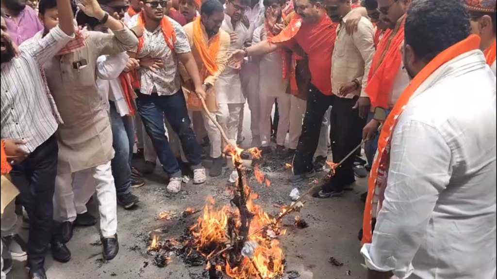 वाराणसी में भाजपा का जोरदार प्रदर्शन: राहुल गांधी और अजय राय का फूंका पुतला, DM ऑफिस के बाहर हंगामा