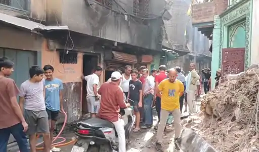 कुंजी टोला में इलेक्ट्रिक स्कूटी में लगी आग, तीन वाहन जलकर खाक