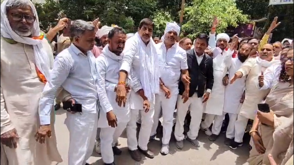वाराणसी में कांग्रेस का जोरदार प्रदर्शन, भाजपा के खिलाफ नारेबाजी, प्रतीकात्मक चित्र दहन से जताया विरोध